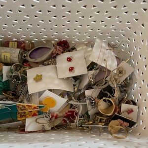 Jewerly LOAD. Lots of pieces in here, earrings, rings, etc.